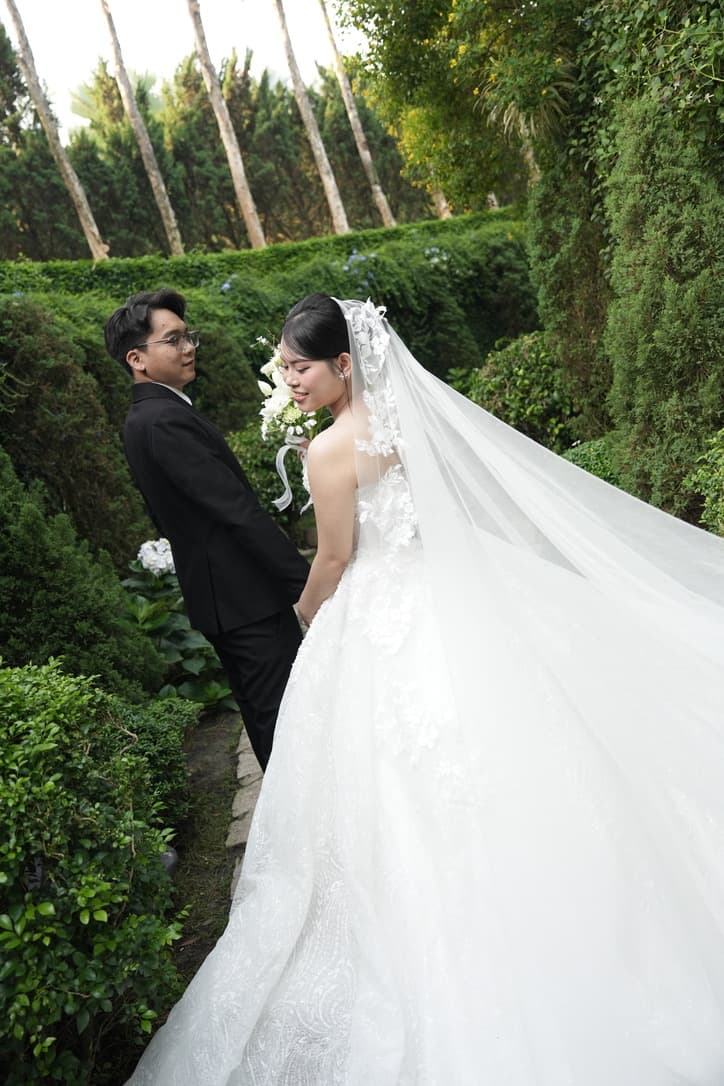 Dắt tay nhau giữa khu vườn