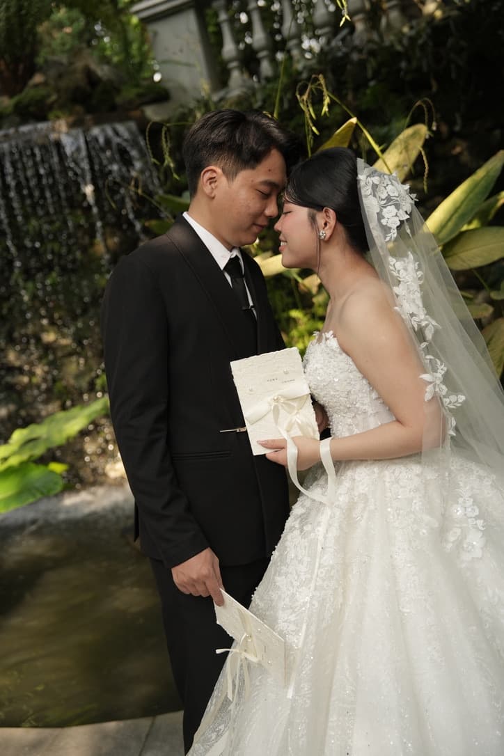 Công Trọng và Thanh Diễm nhìn nhau trong bộ ảnh cưới ngoài trời